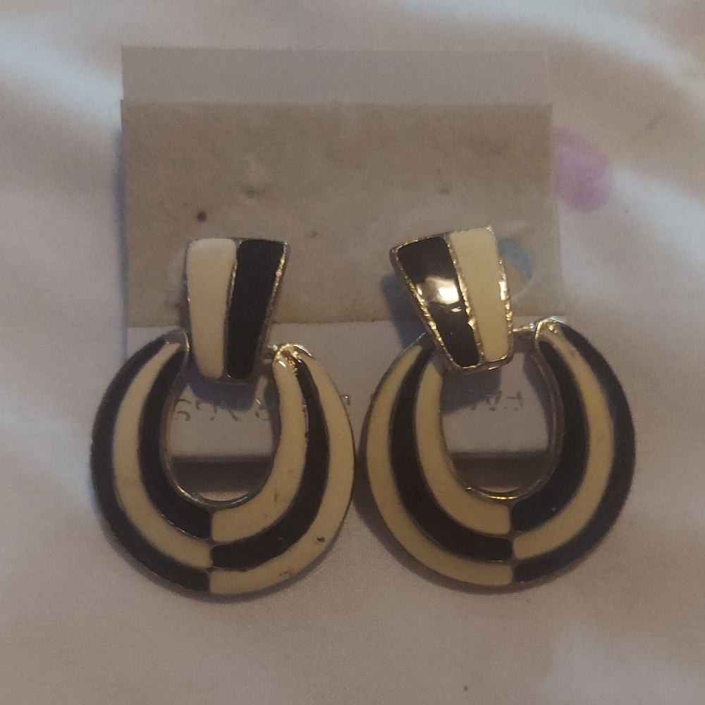 8/$10 5 Pcs For $6 Vintage Set Of Silver and Gold Earrings Set (1) - Picture 8 of 10